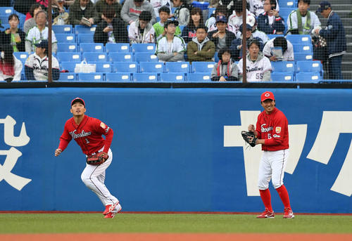 ヤクルト対広島　試合前練習で笑顔を見せる広島長野。左は鈴木（撮影・たえ見朱実）
