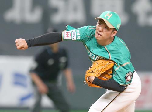 日本ハム対ソフトバンク　8回から登板の斎藤（撮影・黒川智章）