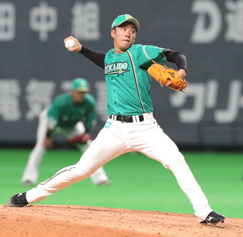 日本ハム対ソフトバンク　8回から登板する日本ハム斎藤（撮影・佐藤翔太）