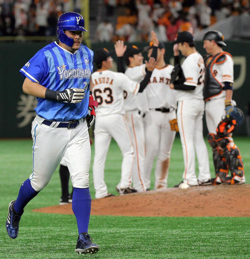 巨人対DeNA　筒香（左）は喜ぶ巨人ナインを背に引き揚げる（撮影・松本俊）