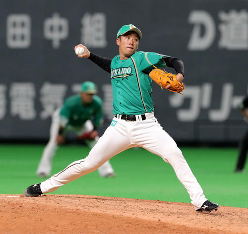 日本ハム対ソフトバンク　8回から登板する日本ハム斎藤（撮影・佐藤翔太）
