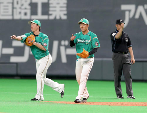日本ハム対ソフトバンク　9回表ソフトバンク無死、釜元を一ゴロに仕留めナインを指差す日本ハム斎藤（撮影・佐藤翔太）