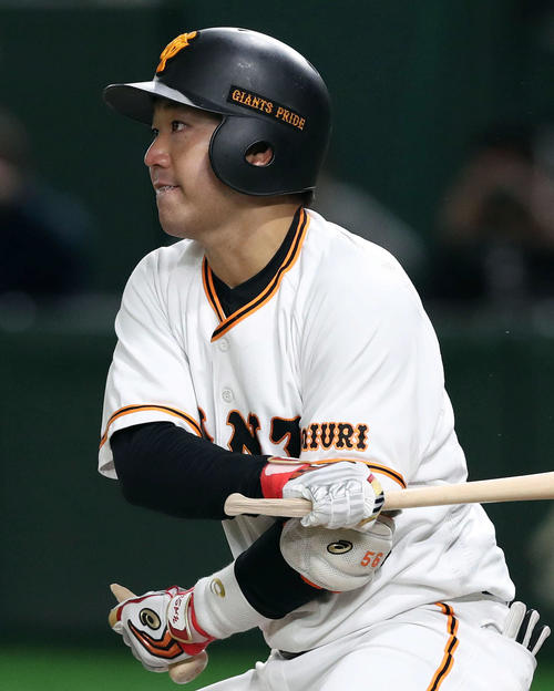 巨人対DeNA　4回裏巨人1死一、三塁、山本はバットがグリップエンドから二つに折れながらも左前適時打を放つ（撮影・松本俊）