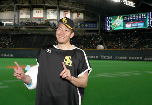 日本ハム対ソフトバンク　11奪三振し笑顔でポーズをとる千賀（撮影・黒川智章）