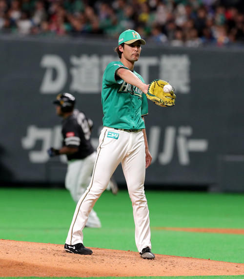 日本ハム対ソフトバンク　3回表ソフトバンク1死、デスパイネ（左奥）に左越え本塁打を浴びる日本ハム上原（撮影・佐藤翔太）