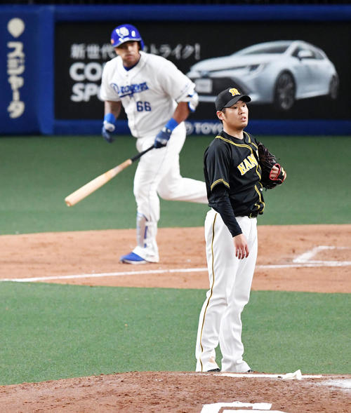 中日対阪神　4回裏中日無死一、二塁、ビシエドに左越え3点本塁打を打たれ打球の方向を見る西（撮影・前岡正明）