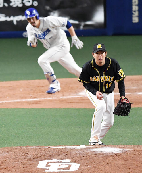 中日対阪神　5回裏中日1死一、二塁、阿部に遊撃適時内野安打を打たれ打球の方向を見る西（撮影・前岡正明）