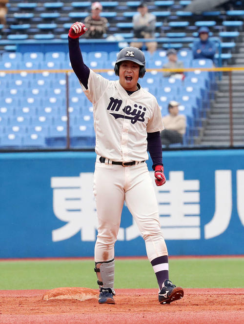 早大対明大　6回裏明大2死一、三塁、喜多は右越え適時打二塁打を放ちガッツポーズ（撮影・鈴木正人）