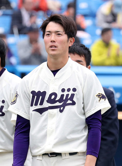 早大対明大　試合に勝利し応援席にあいさつする明大・森下（撮影・鈴木正人）