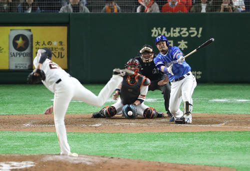 巨人対DeNA　9回表DeNA2死一、二塁、宮崎は空振り三振に倒れる（撮影・林敏行）