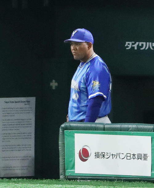 巨人対DeNA　9回表DeNA2死一、二塁、宮崎が三振に倒れ、ぶぜんとした表情のラミレス監督（撮影・林敏行）