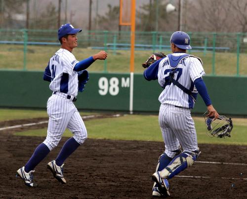 旭川大対東農大北海道　デビュー戦で7回無失点と好投した東農大北海道の林（左）（撮影・永野高輔）