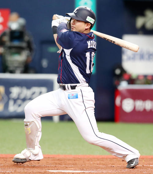 オリックス対西武　3回表西武1死二塁、森友哉は左線適時二塁打を放つ（撮影・加藤哉）