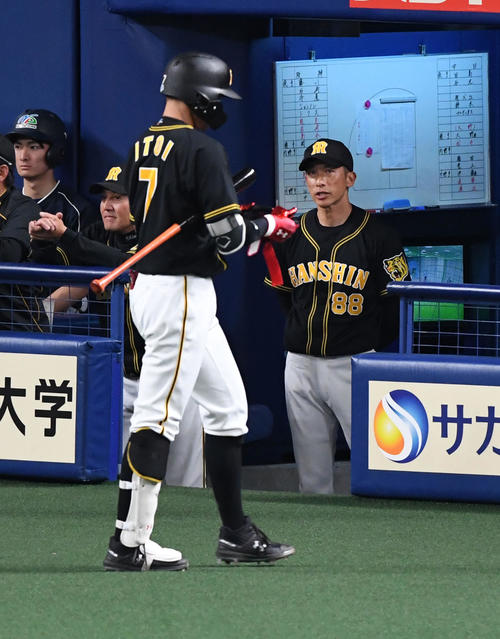 中日対阪神　7回表阪神1死二塁、糸井が空振りの三振に倒れ厳しい表情を見せる矢野監督（撮影・前岡正明）