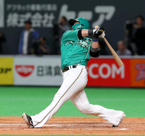 日本ハム対ソフトバンク　7回裏日本ハム無死、中田は左越え本塁打を放つ（撮影・佐藤翔太）