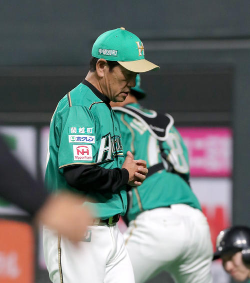 日本ハム対ソフトバンク　選手交代を告げベンチに戻る日本ハム栗山監督（撮影・佐藤翔太）