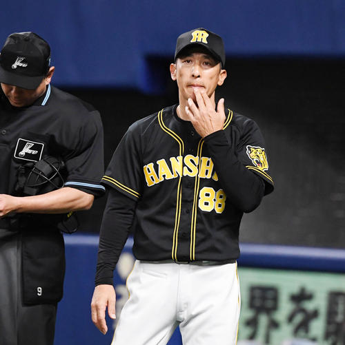 中日対阪神　7回交代を告げる矢野燿大監督（撮影・奥田泰也）