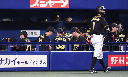 中日対阪神　試合終了、引き上げる矢野燿大監督（撮影・森本幸一）