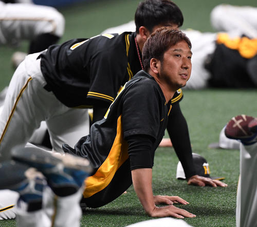 中日対阪神　ストレッチをする藤川球児（撮影・奥田泰也）