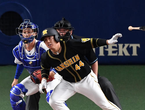 中日対阪神　1回表阪神2死満塁、梅野は走者一掃の先制右適時二塁打を放つ（撮影・前岡正明）
