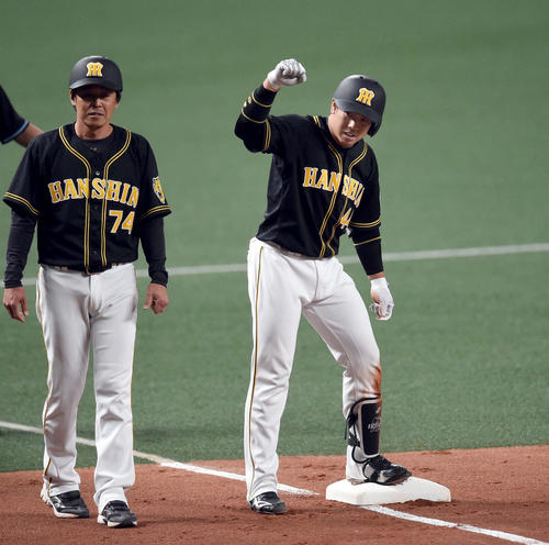 中日対阪神　1回表阪神2死満塁、右中間へ3点適時二塁打を放ちガッツポーズをする梅野（撮影・森本幸一）
