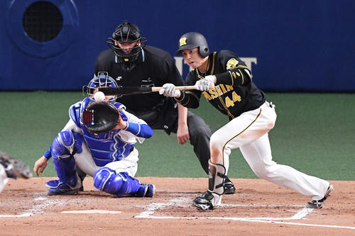 中日対阪神　3回表阪神1死一、二塁、梅野は三塁にバントヒットを決める（撮影・前岡正明）