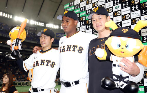 巨人対DeNA　DeNAに勝利しヒーローインタビューに応じた、左から巨人山本、メルセデス、中川は笑顔で写真に納まる（撮影・垰建太）