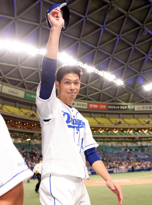 ファンの声援に応えるヒーローの又吉（撮影・森本幸一）