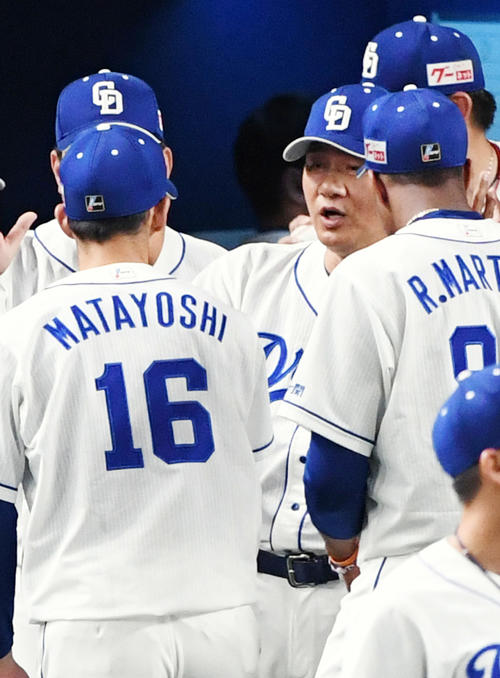 又吉克樹を祝福する与田剛監督（撮影・前岡正明）