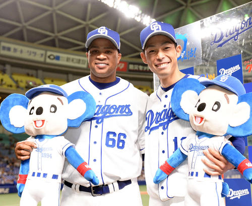 ポーズを決めるヒーローのビシエド（左）と又吉（撮影・森本幸一）