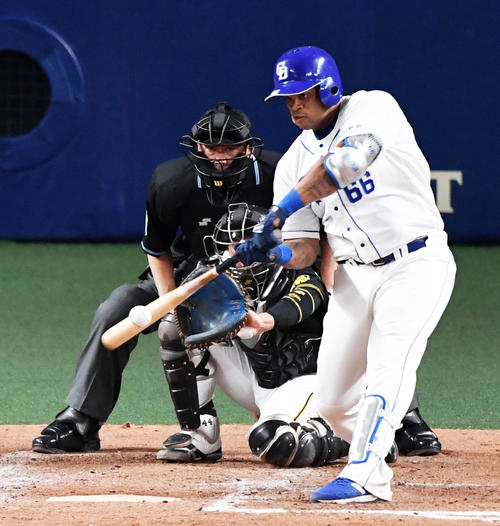 4回裏中日無死一、二塁、ビシエドは左越え3点本塁打を放つ（撮影・前岡正明）