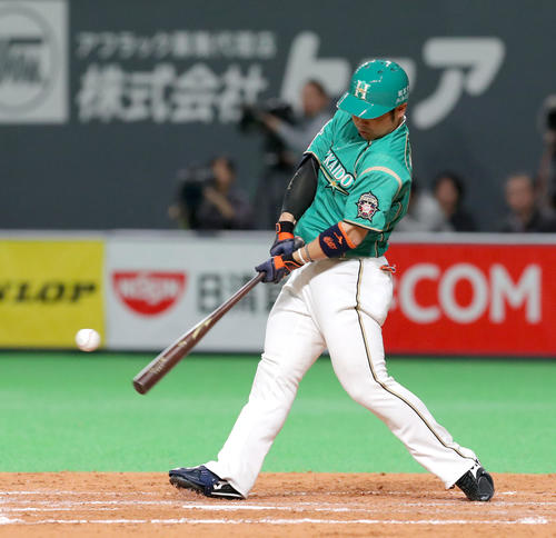 日本ハム対ソフトバンク　2回裏日本ハム1死、近藤は左前打を放つ（撮影・佐藤翔太）