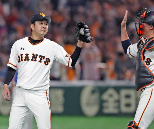 最後を締めた野上（左）は捕手小林とハイタッチ（撮影・松本俊）