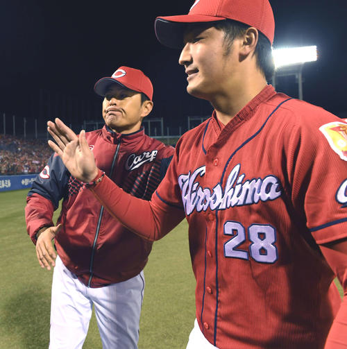 ヤクルト対広島　今季4勝目を挙げた広島床田寛樹（右）を迎える緒方孝市監督（撮影・たえ見朱実）