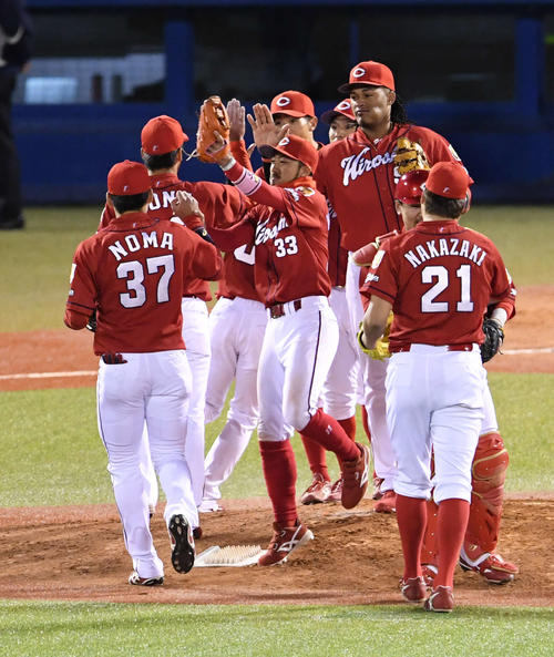 ヤクルト対広島　広島菊池涼（中央）はチームメートと勝利のタッチをかわす（撮影・山崎安昭）