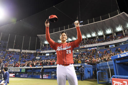 ヤクルト対広島　今季4勝目を挙げファンの声援に応える広島床田（撮影・たえ見朱実）