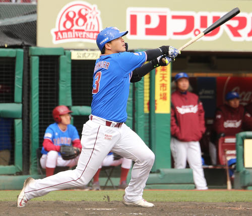 楽天対ロッテ　5回裏楽天無死、右超え本塁打を放つ浅村（2019年4月27日撮影）