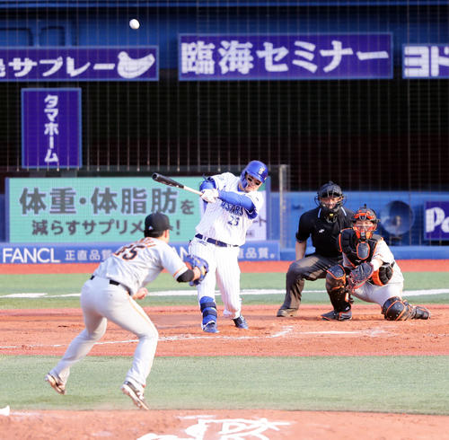 DeNA対巨人　7回裏DeNA1死、筒香嘉智は右翼ソロ本塁打を放つ。手前は巨人投手今村信貴（2019年4月6日撮影）