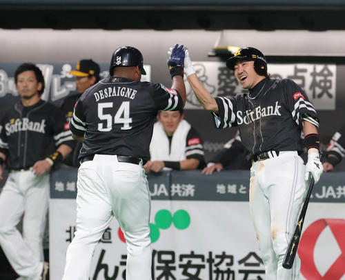ソフトバンク・デスパイネ（左手前）と内川聖一