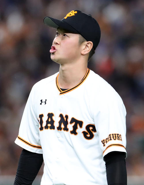 巨人対DeNA　8回表DeNAの攻撃を無失点に抑え引き締まった表情を見せる巨人中川（撮影・垰建太）