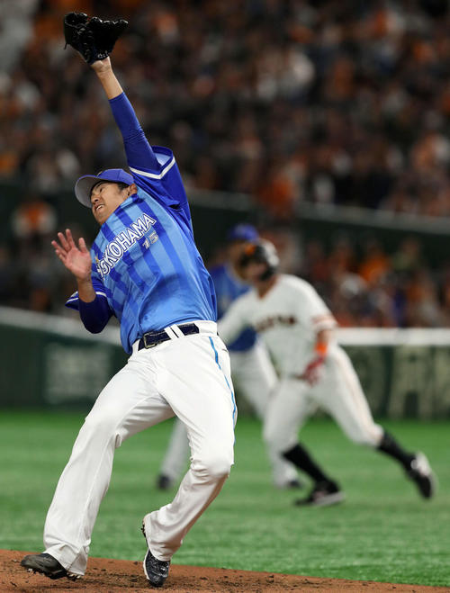 巨人対DeNA　2回裏巨人2死一、二塁、井納は山本の先制中前適時打の打球にグラブを伸ばす（撮影・松本俊）