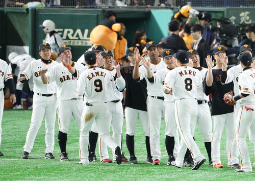 巨人対DeNA　DeNAに勝利し、ナインを出迎える巨人原監督（左端）、メルセデス（中央右）ら選手たち（撮影・林敏行）
