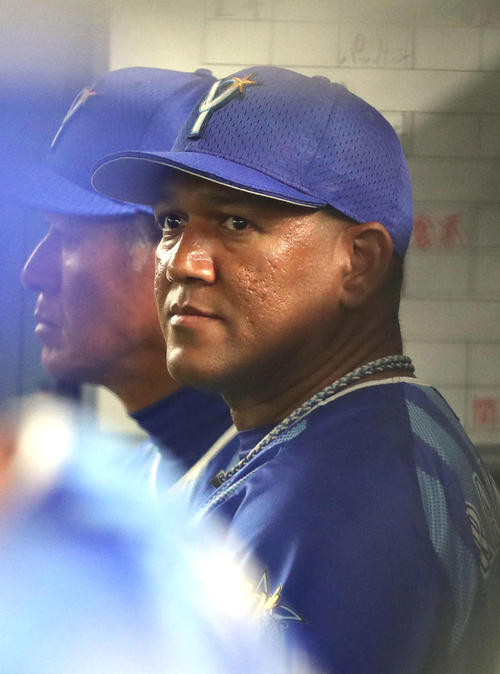 巨人対DeNA　9回表、遠くを見つめるDeNAラミレス監督（撮影・松本俊）