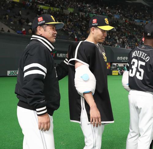 日本ハム対ソフトバンク　試合後、千賀を労う工藤監督（左）（撮影・黒川智章）