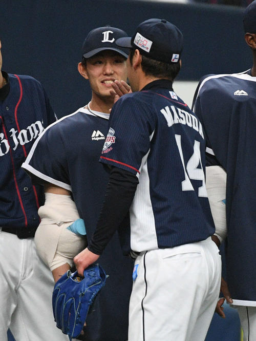オリックス対西武　幕切れで増田達至（右）を迎える今井達也（撮影・渦原淳）