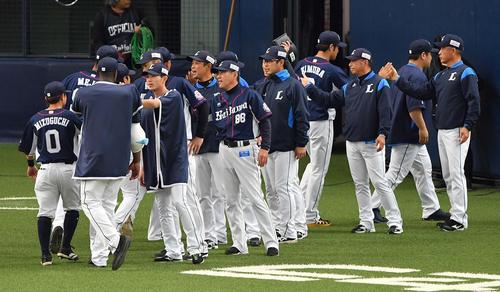 オリックス対西武　9回裏オリックス2死一塁、オリックスに勝利しナインとハイタッチする今井達也（左から3人目）（撮影・上田博志）