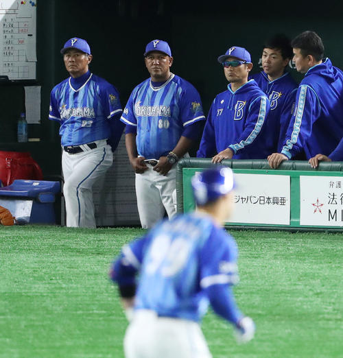 巨人対DeNA　8回表DeNA1死二塁、ソトが左越え2点本塁打を放つも、硬い表情を変えないラミレス監督（撮影・林敏行）