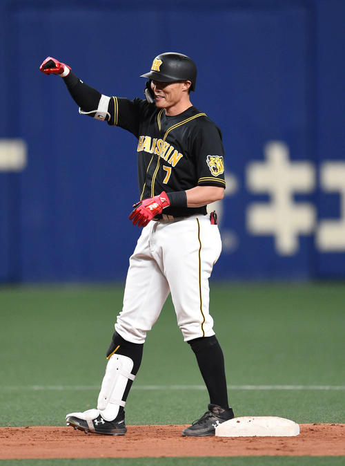 中日対阪神　7回表阪神1死二、三塁、2点適時二塁打を放ちガッツポーズをする糸井（撮影・森本幸一）
