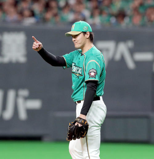 日本ハム対ソフトバンク　4回表ソフトバンク無死、三森を三ゴロに仕留めナインを指差す日本ハム有原（撮影・佐藤翔太）