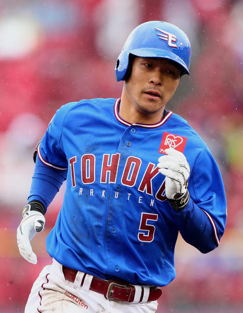 2回裏楽天2死二塁、右越え2点本塁打を放った茂木